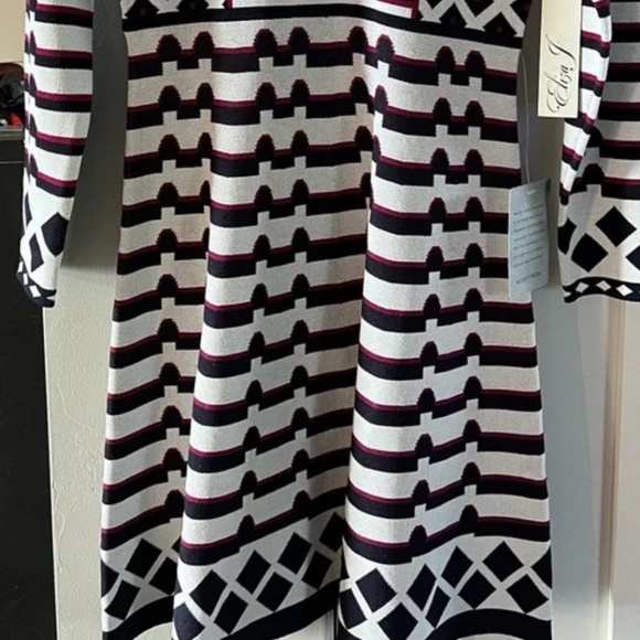 Eliza j - Picture 4 of 6